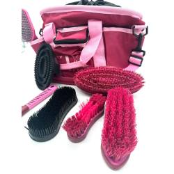 Zoom sur le matériel de pansage du set bicolore Fika fushia / rose