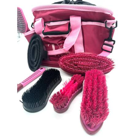 Zoom sur le matériel de pansage du set bicolore Fika fushia / rose