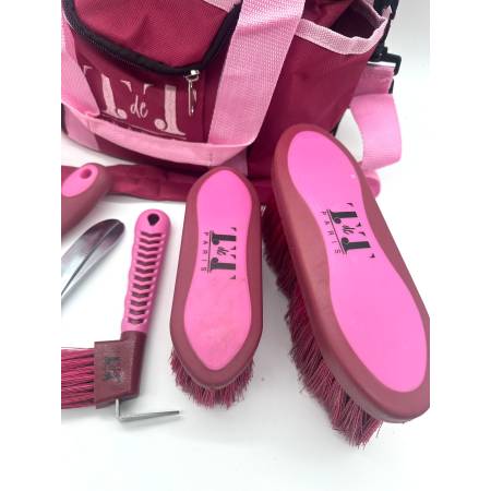 Zoom sur le matériel de pansage du set bicolore Cisa fushia / rose