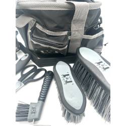 Zoom sur le matériel de pansage du set bicolore Cisa noir / gris