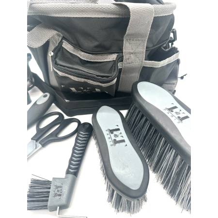 Zoom sur le matériel de pansage du set bicolore Cisa noir / gris