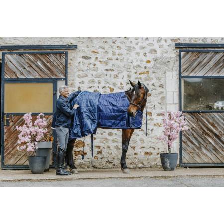 Cavalier enlevant la couverture 50 g Classic 1200 D Equithème