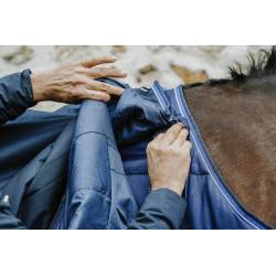Zoom sur l'attache de la couverture 50 g Classic 1200 D Equithème à la sous couverture