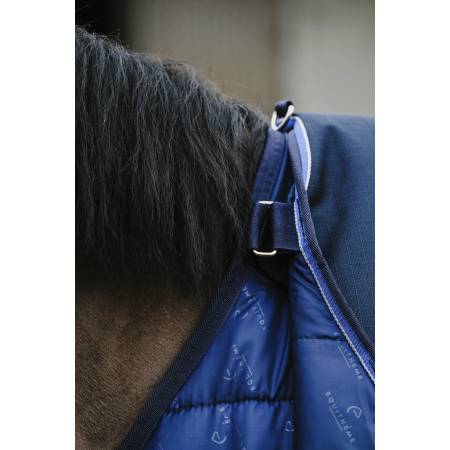 Zoom sur la couverture 50 g Classic 1200 D Equithème au niveau du garrot accrochée à la sous couverture