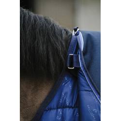 Zoom sur la couverture 100 g Classic 1200 D Equithème au niveau du garrot accrochée à la sous couverture