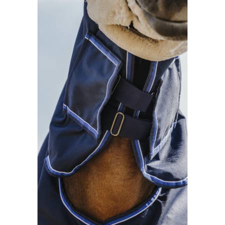 Couverture 100 g Classic Combo 1200 D Equithème sur un cheval vue de dessous de l'encolure