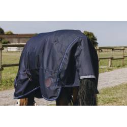 Couverture 100 g Classic Combo 1200 D Equithème sur un cheval vue de dos