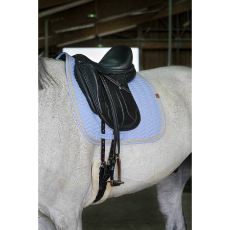 Tapis de dressage Softy bleu ciel Equithème sur un cheval sellé vue de 3 quarts