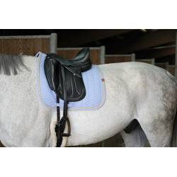 Tapis de dressage Softy bleu ciel Equithème sur un cheval sellé