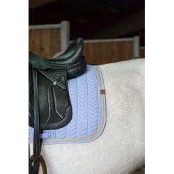 Zoom sur le liseret du tapis de dressage Softy bleu ciel Equithème sur un cheval sellé