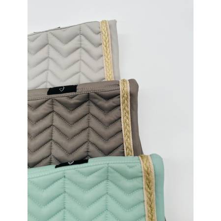 Zoom sur les tapis de dressage Softy Equithème beige, taupe et vert clair