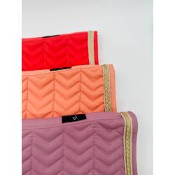 Zoom sur les tapis de dressage Softy Equithème framboise, saumon et vieux rose