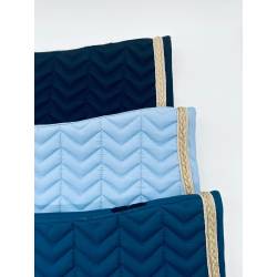 Zoom sur les tapis de dressage Softy Equithème bleu marine, ciel, pétrole