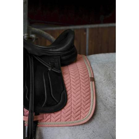 Zoom sur le liseret du tapis de dressage Softy saumon Equithème sur un cheval sellé