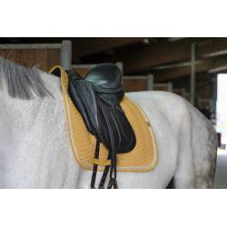 Tapis de dressage Softy moutarde Equithème sur un cheval sellé vue de 3 quarts