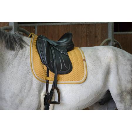 Tapis de dressage Softy moutarde Equithème sur un cheval sellé