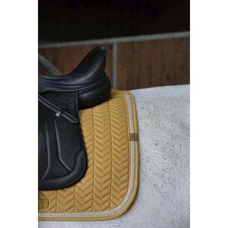 Zoom sur le liseret du tapis de dressage Softy moutarde Equithème sur un cheval sellé