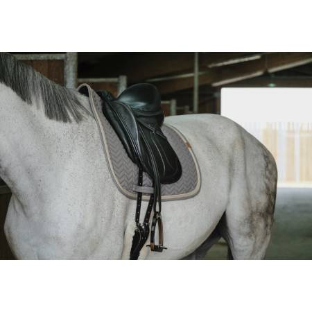 Tapis de dressage Softy Gris Taupe Equithème sur un cheval sellé vue de 3 quarts