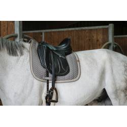Tapis de dressage Softy Gris Taupe Equithème sur un cheval sellé
