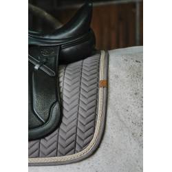 Zoom sur le liseret du tapis de dressage Softy Gris Taupe Equithème sur un cheval sellé
