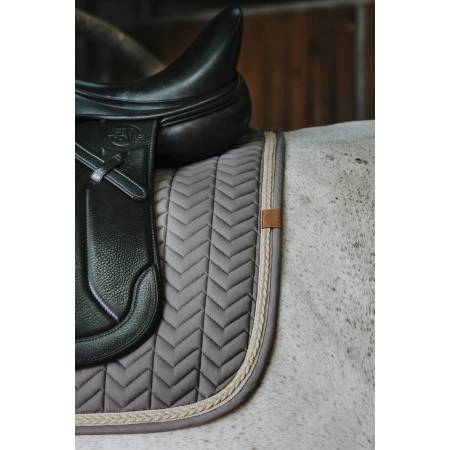 Zoom sur le liseret du tapis de dressage Softy Gris Taupe Equithème sur un cheval sellé