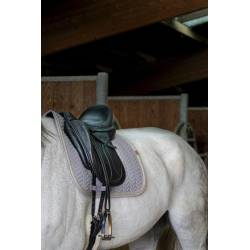 Tapis de dressage Softy Gris Beige Equithème sur un cheval sellé vue de 3 quarts