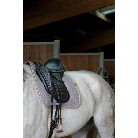 Tapis de dressage Softy Gris Beige Equithème sur un cheval sellé vue de 3 quarts