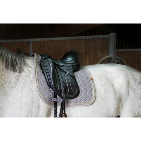 Tapis de dressage Softy Gris Beige Equithème sur un cheval sellé