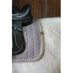 Zoom sur le liseret du tapis de dressage Softy Gris Beige Equithème sur un cheval sellé