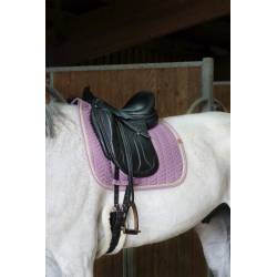 Tapis de dressage Softy vieux rose Equithème sur un cheval sellé vue de 3 quarts