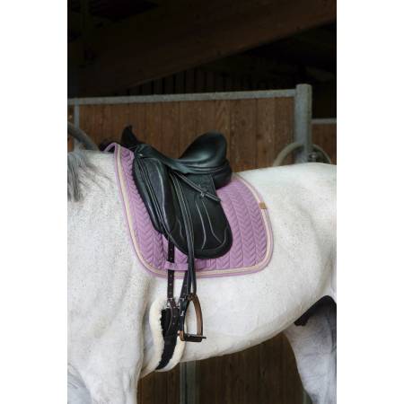 Tapis de dressage Softy vieux rose Equithème sur un cheval sellé vue de 3 quarts