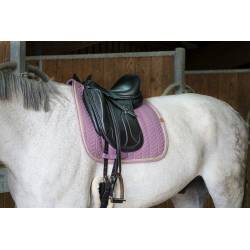 Tapis de dressage Softy vieux rose Equithème sur un cheval sellé