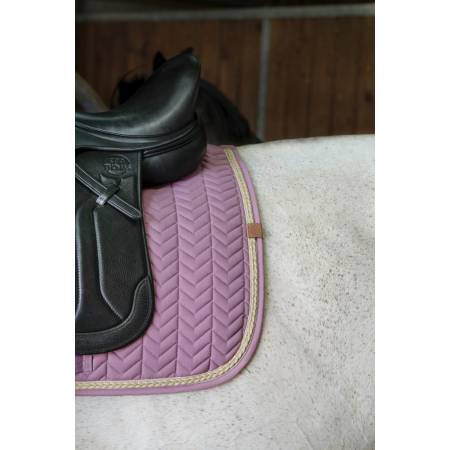 Zoom sur le liseret du tapis de dressage Softy vieux rose Equithème sur un cheval sellé