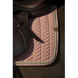 Zoom sur le liseret du tapis de selle Softy Equithème saumon sur un cheval sellé