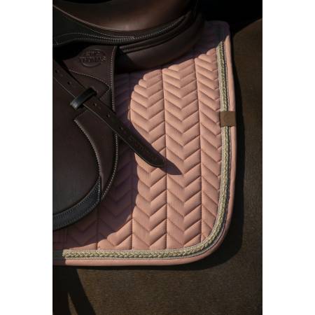 Zoom sur le liseret du tapis de selle Softy Equithème saumon sur un cheval sellé