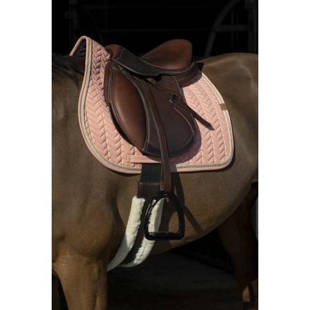 Tapis de selle Softy saumon Equithème sur un cheval sellé