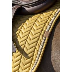 Zoom sur le liseret du tapis de selle Softy Equithème moutarde sur un cheval sellé