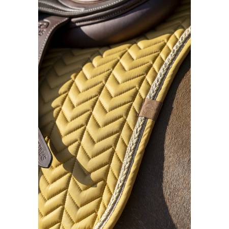 Zoom sur le liseret du tapis de selle Softy Equithème moutarde sur un cheval sellé