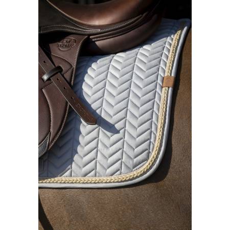 Zoom sur le tapis de selle Softy Gris Beige Equithème sur un cheval sellé