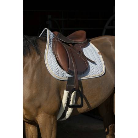 Tapis de selle Softy Gris Beige Equithème sur un cheval sellé