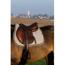 Tapis de selle Chevron Gris Equithème sur un cheval sellé