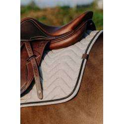 Zoom sur l'arrière du tapis de selle Chevron Gris Equithème sur un cheval sellé