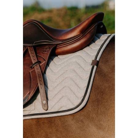 Zoom sur l'arrière du tapis de selle Chevron Gris Equithème sur un cheval sellé