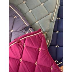 Eventail des 4 coloris de tapis de dressage Night Collection Back on Track