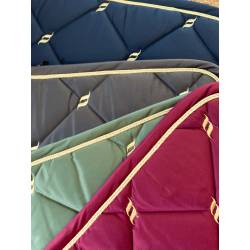 Eventail des 4 coloris de tapis de dressage Night Collection