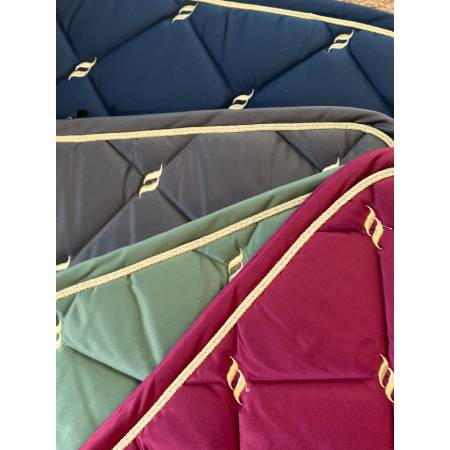 Eventail des 4 coloris de tapis de dressage Night Collection
