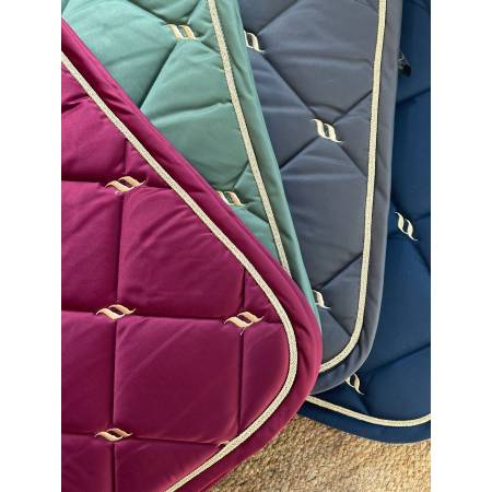 Zoom sur les 4 coloris de tapis de dressage Night Collection Back on Track