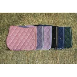 6 coloris de tapis de dressage Luxor Lamicell posés sur de la paille