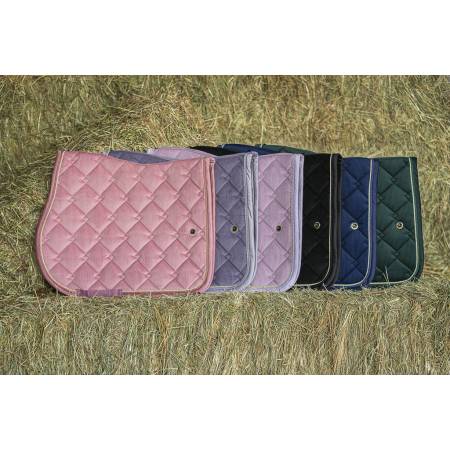 6 coloris de tapis de dressage Luxor Lamicell posés sur de la paille