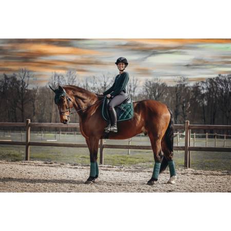 Tapis de dressage Luxor Vert foncé Lamicell porté par une cavalière à cheval vue de profil